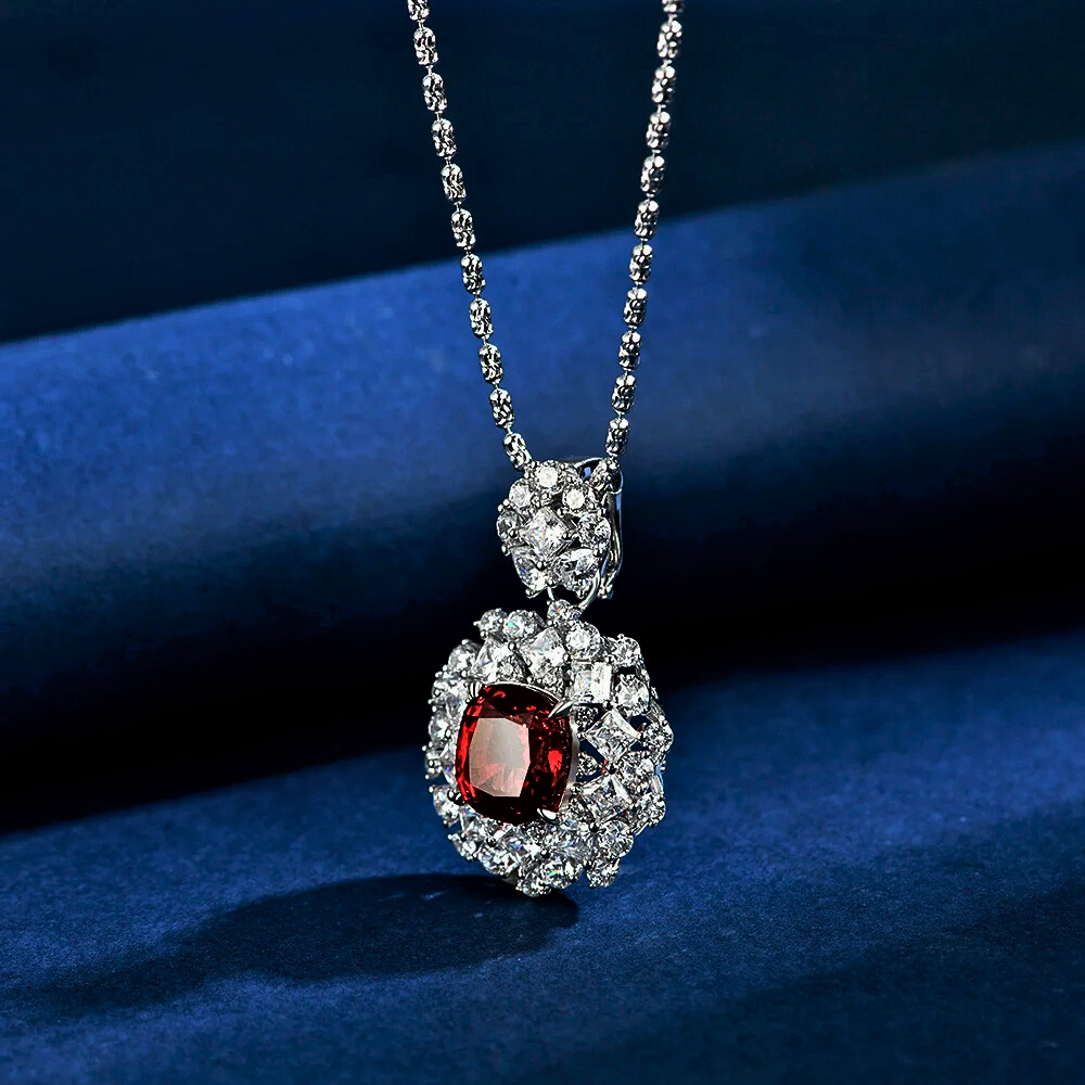 Collana con Rubino Coltivato e Diamanti Lab Grown