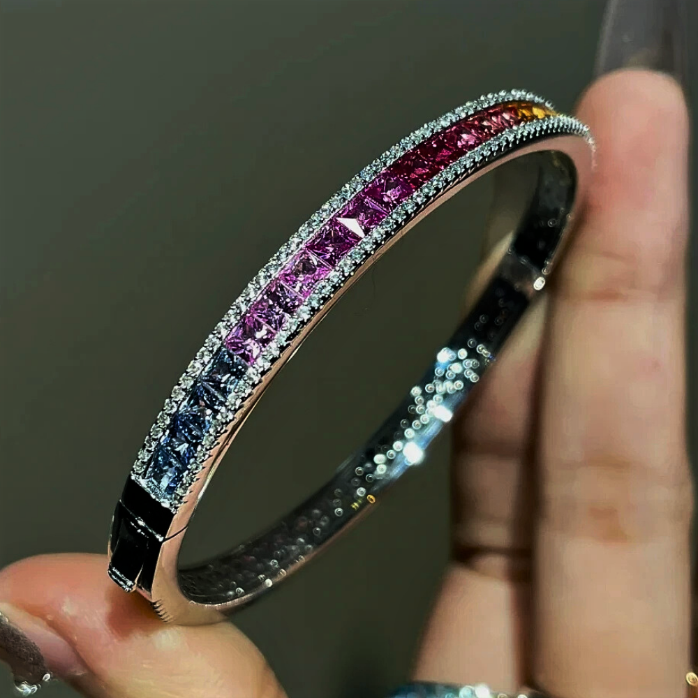 Bracciale rigido con Zaffiri Coltivati Multicolor e Brillanti Sintetici ad Alto Contenuto di Carbonio