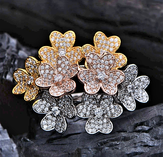 Anello a Trifogli con Brillanti Sintetici ad Alto Contenuto di Carbonio