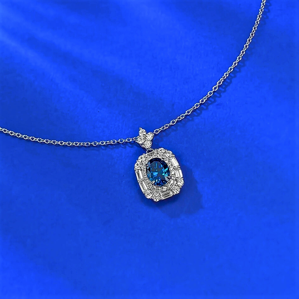 Collana con Zaffiro Coltivato Ovale e Diamanti Sintetici