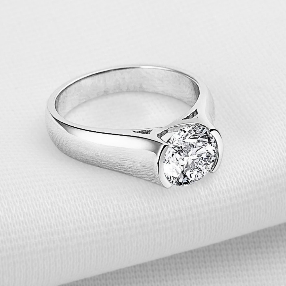Solitario con Castone Aperto con Moissanite di ct 2,00
