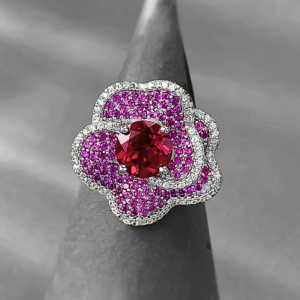 Anello Floreale con Rubino Lab Grown e Petali Multistrato di Zaffiri Rosa