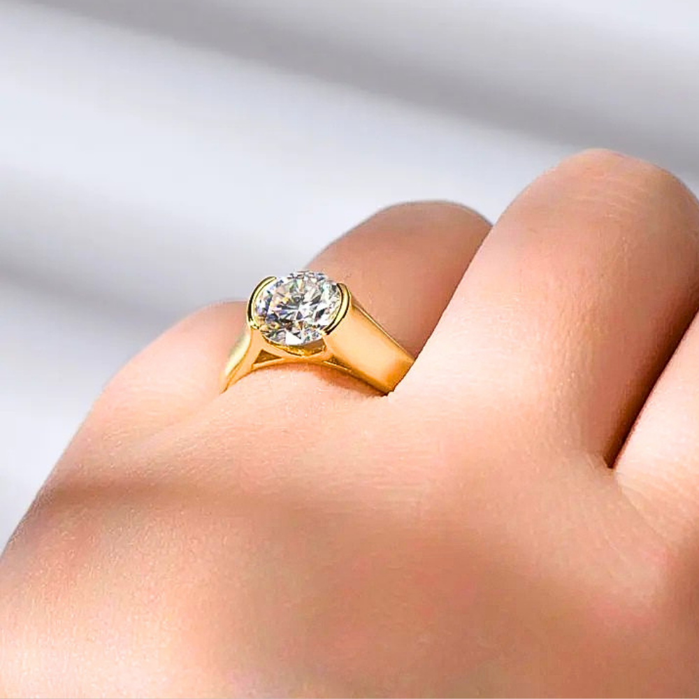 Solitario con Castone Aperto con Moissanite di ct 2,00