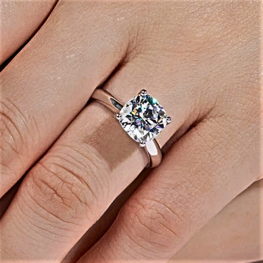Solitario con Moissanite di ct. 3.50 Taglio Cuscino