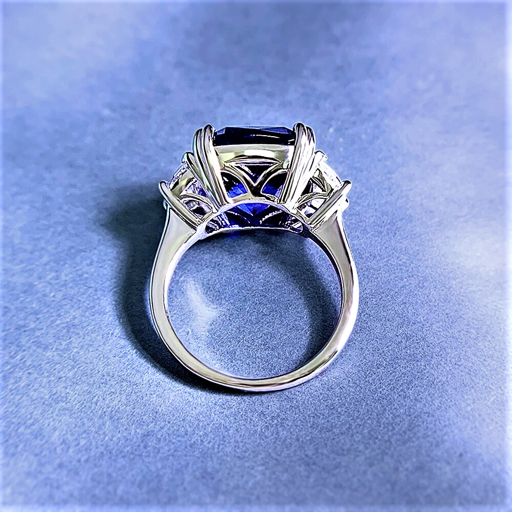 Anello Regalità Scolpita – Zaffiro Royal Blue da ct 10,00 e Diamanti Lab Grown Taglio Trapezio modificato