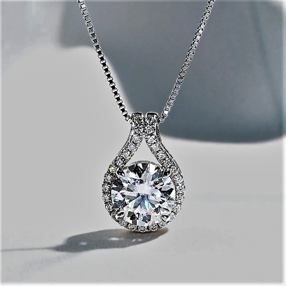 Collana "Goccia di Luce" – Radiosa da Ogni Angolazione
