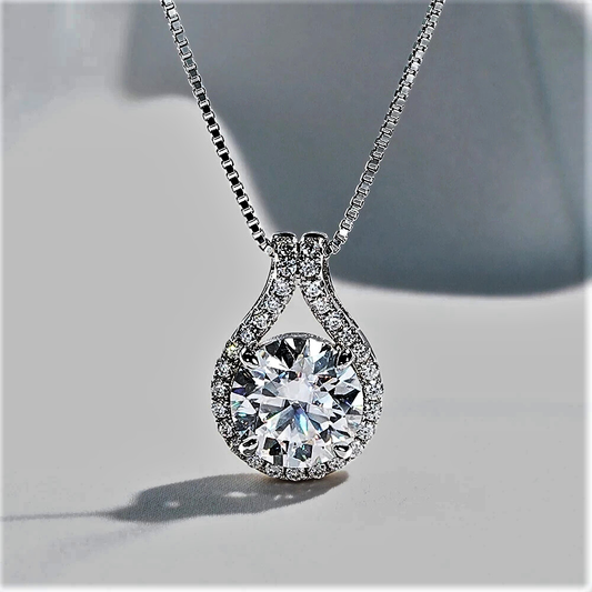 Collana "Goccia di Luce" – Radiosa da Ogni Angolazione