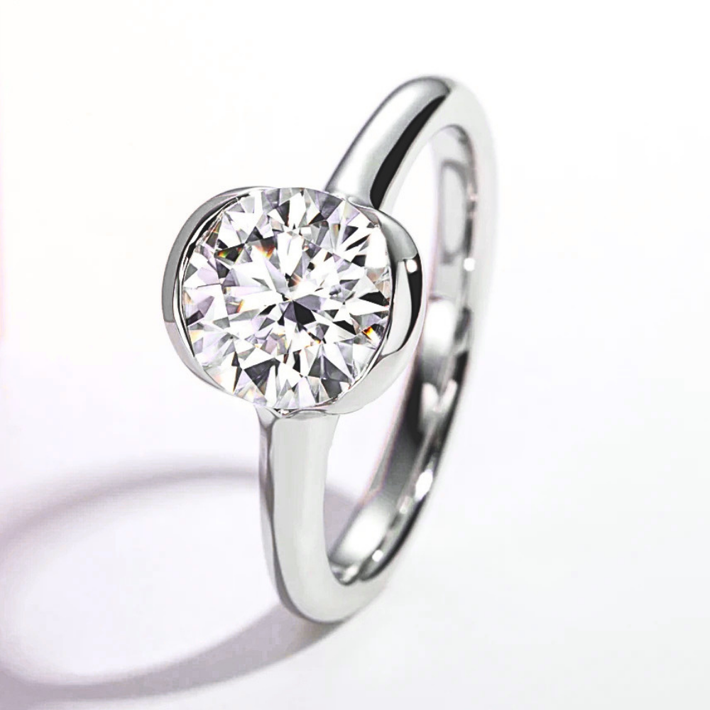 Solitario con Castone Aperto con Moissanite