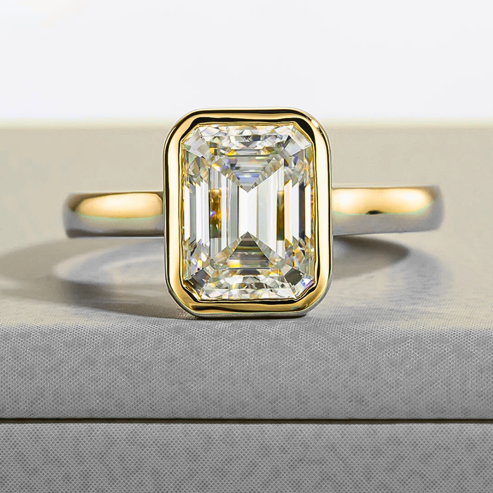 Solitario a Castone con Moissanite Taglio Smeraldo da ct. 3,00