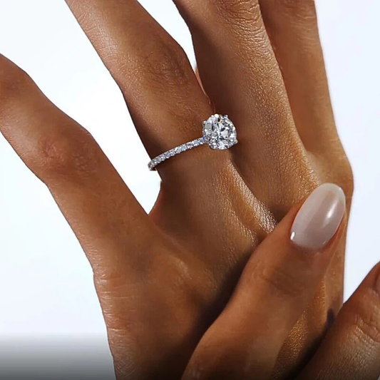 Solitario GlamLuxe con Moissanite 2 Carati: Eleganza Pura in Stile Minimal