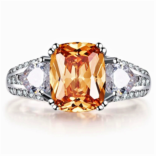 Anello con Zaffiro Champagne di ct 5,00 e Diamanti Sintetici ad Alto Contenuto di Carbonio