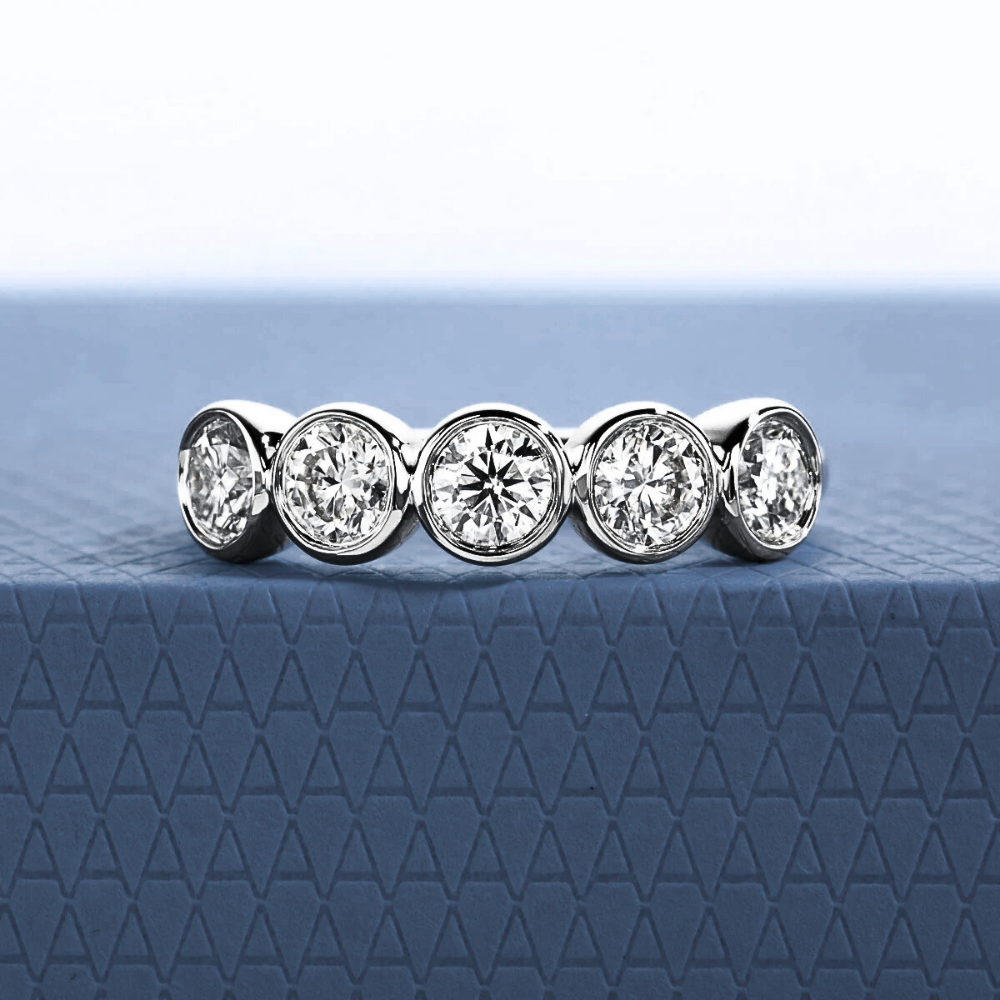 Fede con 5 Castoni Tondi e Moissaniti per ct 1,50