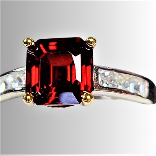Anillo con Granate Natural de Mozambique 