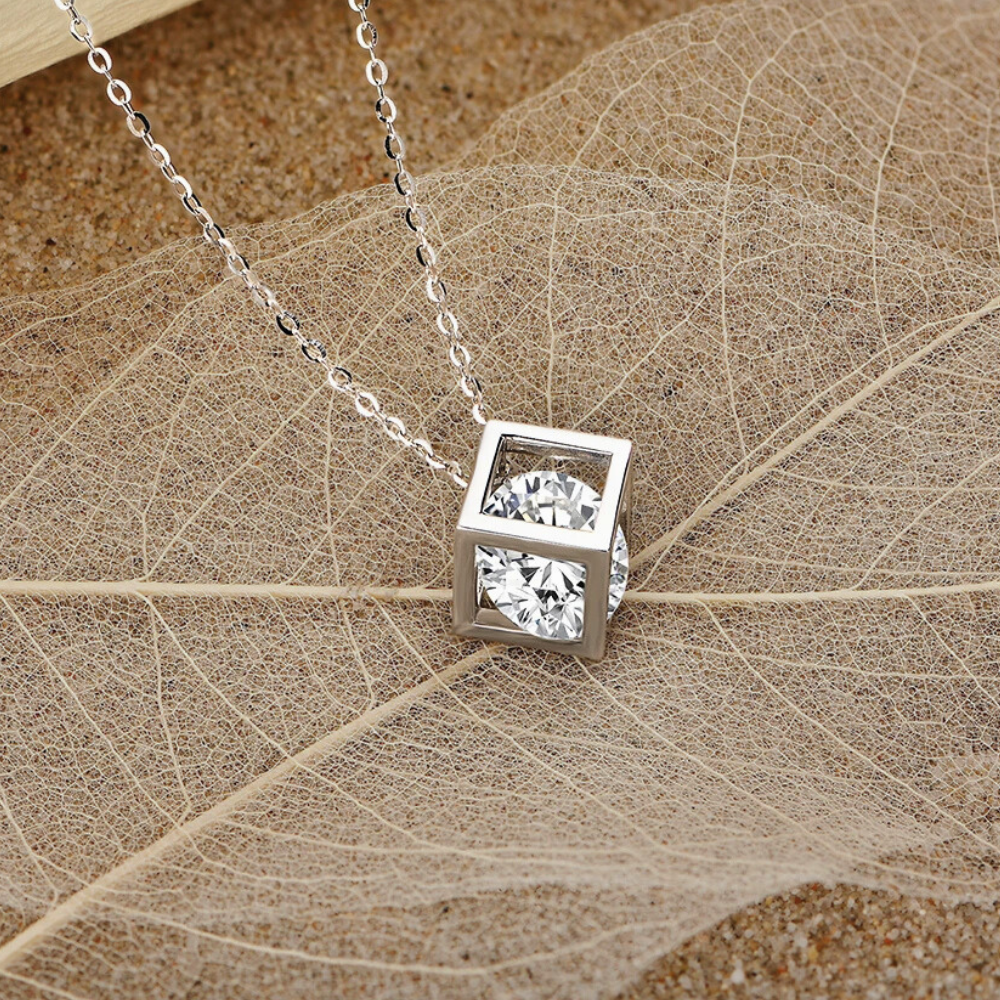 Collana con Ciondolo a Cubo con Moissanite di ct 4,00