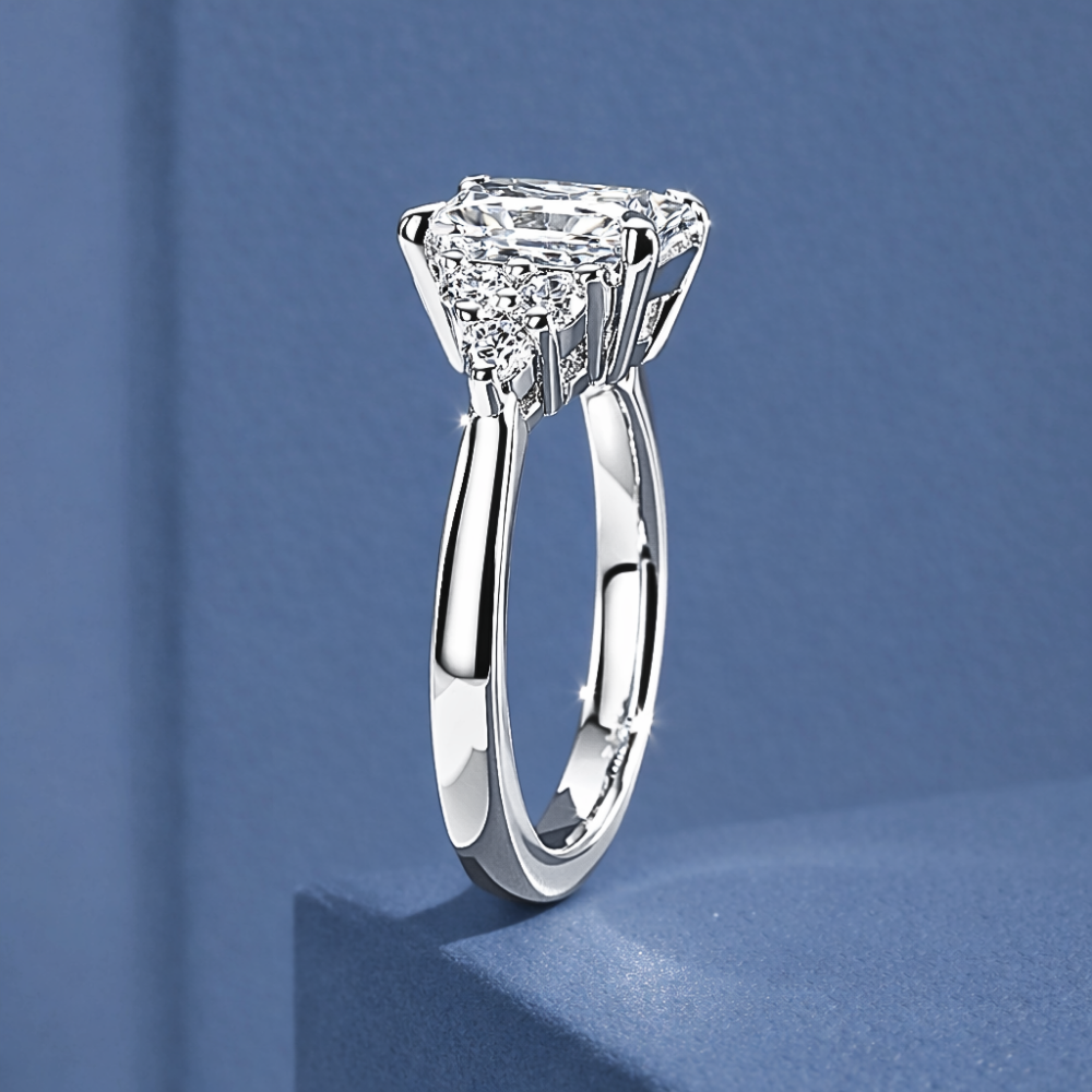 Trilogy con Moissanite Taglio Radiant e Taglio Brillante