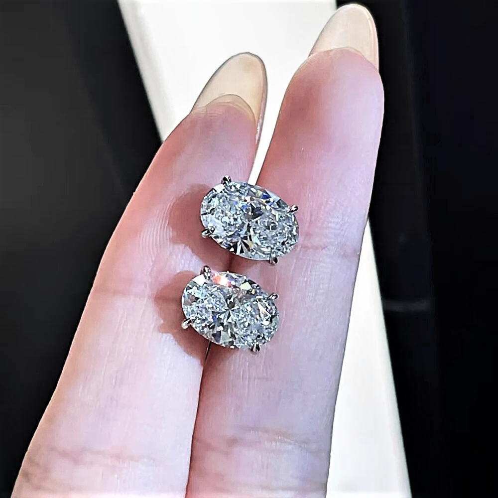 Orecchini Punto Luce con Moissanite Ovale: Raffinatezza Pura in 4 Carature di Lusso