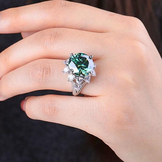 Anello "Regina di Cuori" con Moissanite Verde Smeraldo – Eleganza Intensa da 3 o 10 Carati