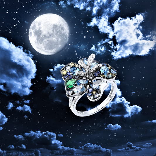 Anello a Fiore Blu con Zaffiri e Spinelli Coltivati