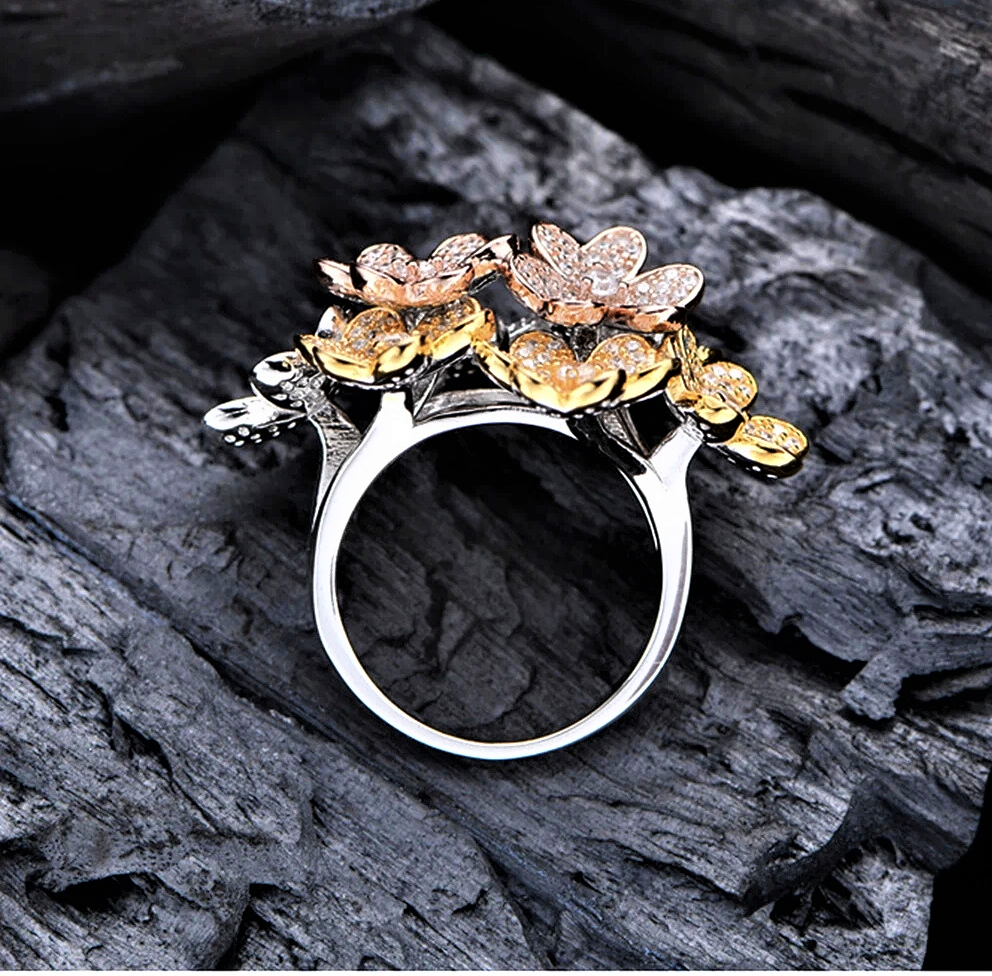 Anello a Trifogli con Brillanti Sintetici ad Alto Contenuto di Carbonio