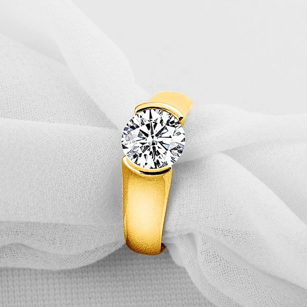 Solitario con Castone Aperto con Moissanite di ct 2,00
