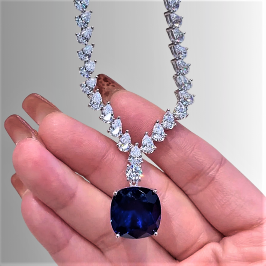 Collana Tennis con Diamanti Taglio Goccia e Zaffiro Royal Blue Coltivato Taglio Cuscino