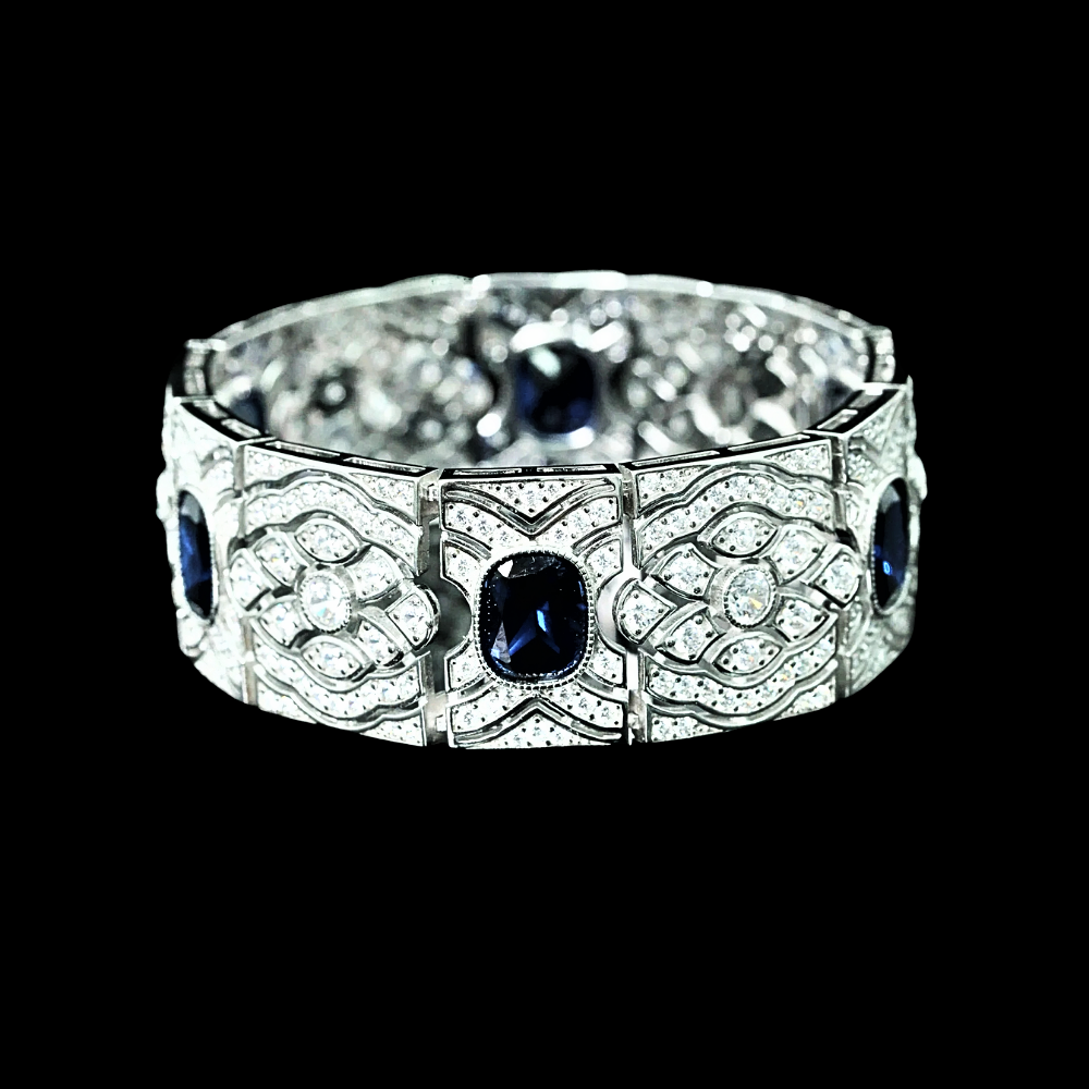 Bracciale a Fascia con Zaffiri Lab Grown Taglio Cuscino e Brillanti Sintetici ad Alto Contenuto di Carbonio