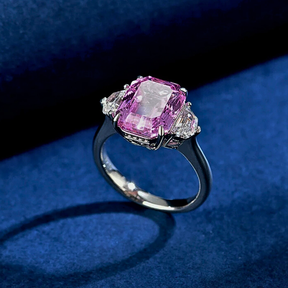 Trilogy con Zaffiro Rosa Taglio Smeraldo e Diamanti Taglio Trapezio Esagonale Lab Grown