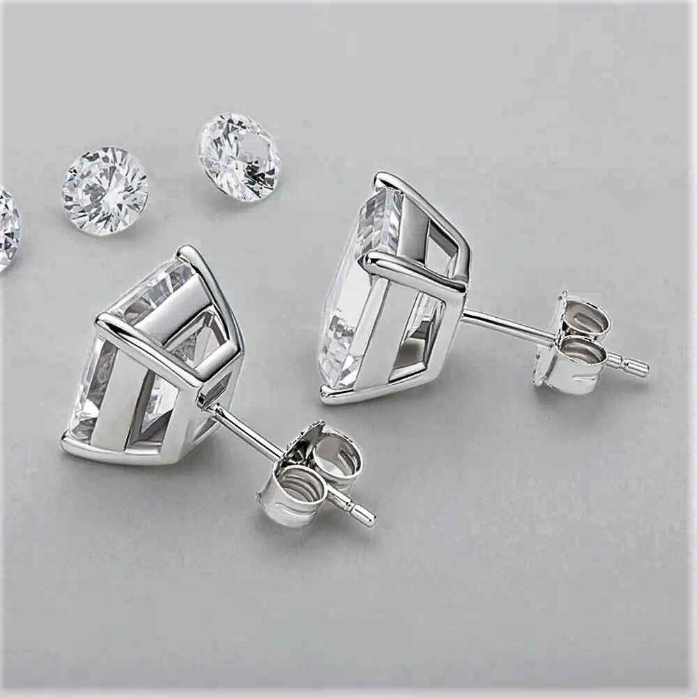 Orecchini Punto Luce con Moissaniti Taglio Smeraldo