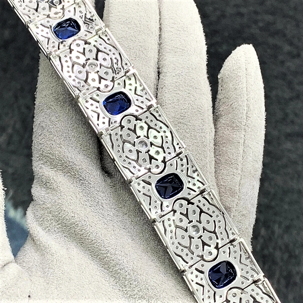 Bracciale a Fascia con Zaffiri Lab Grown Taglio Cuscino e Brillanti Sintetici ad Alto Contenuto di Carbonio