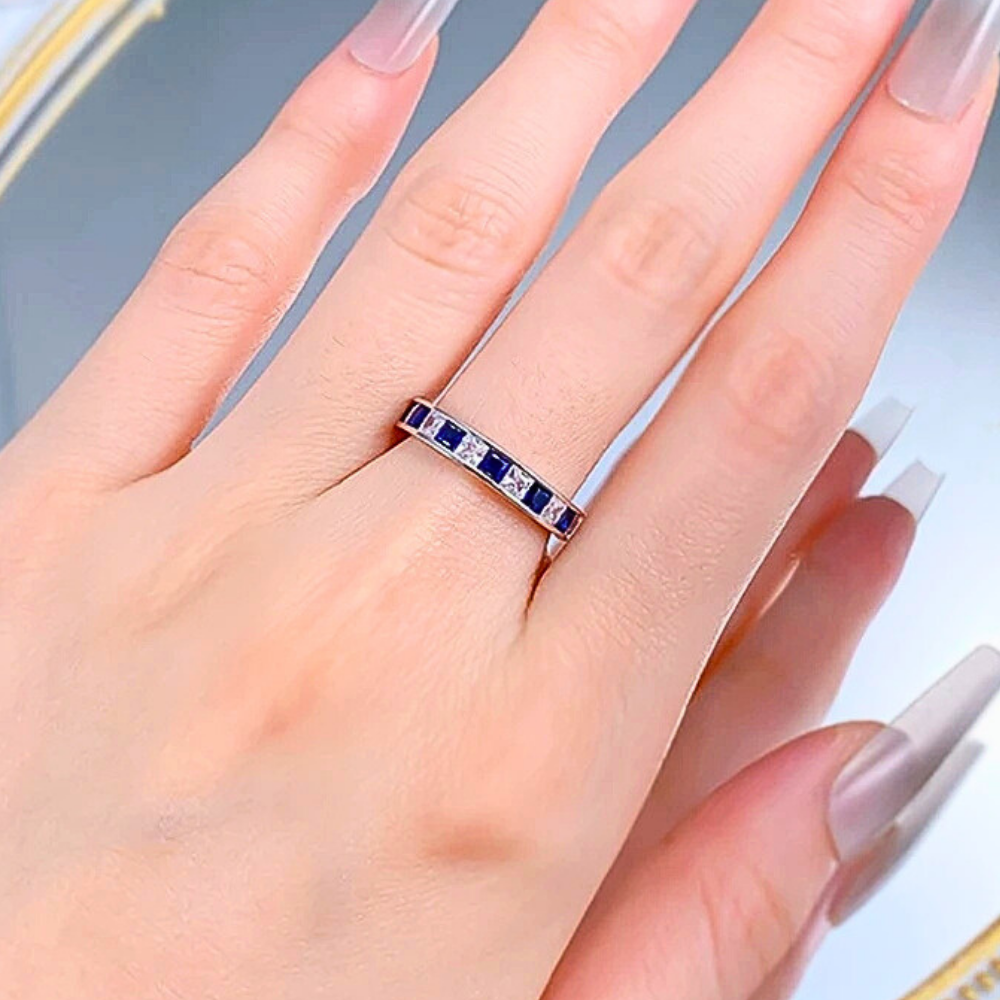 Fede Eternity a binario con Zaffiri e Diamanti Sintetici ad Alto Contenuto di Carbonio Taglio Princess