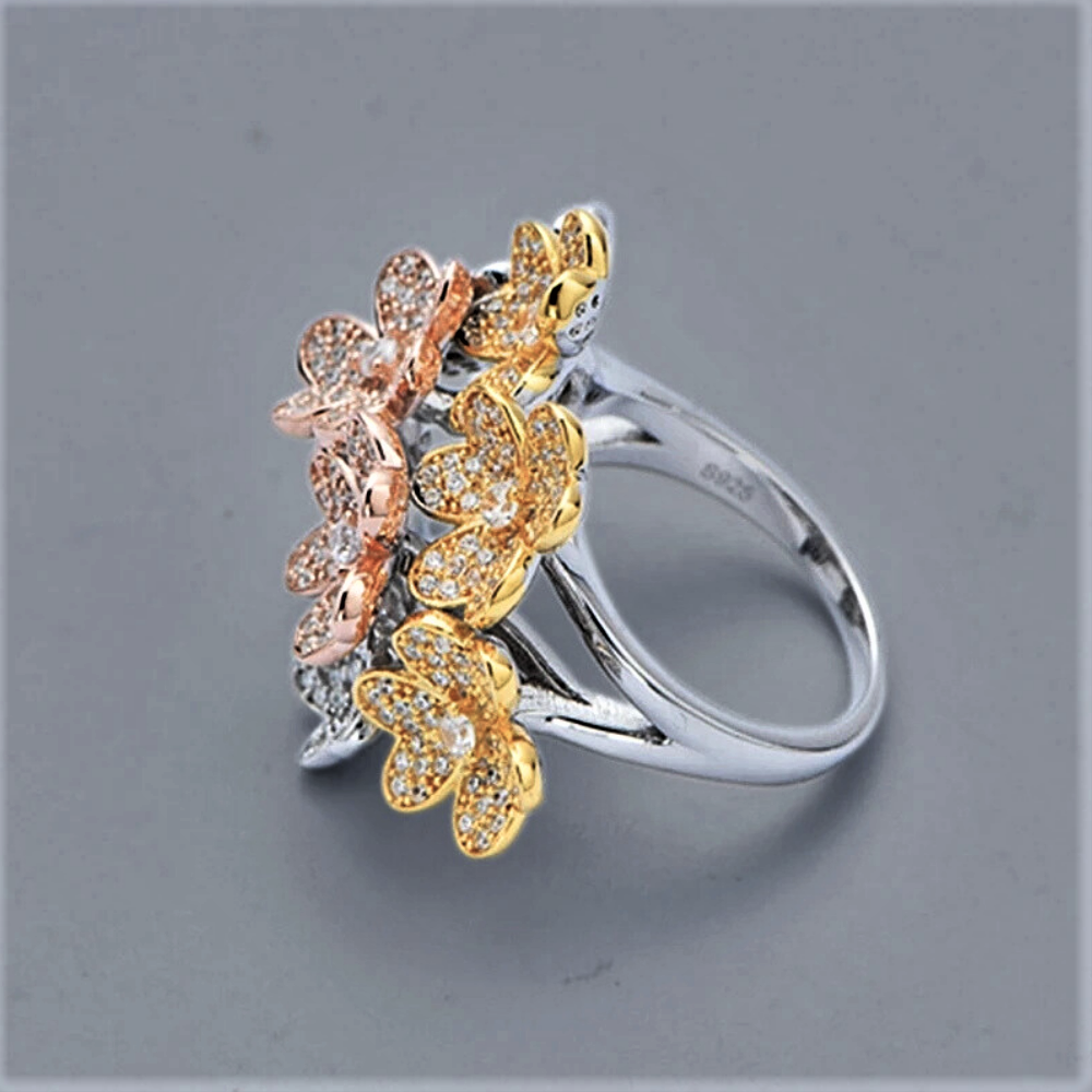 Anello a Trifogli con Brillanti Sintetici ad Alto Contenuto di Carbonio