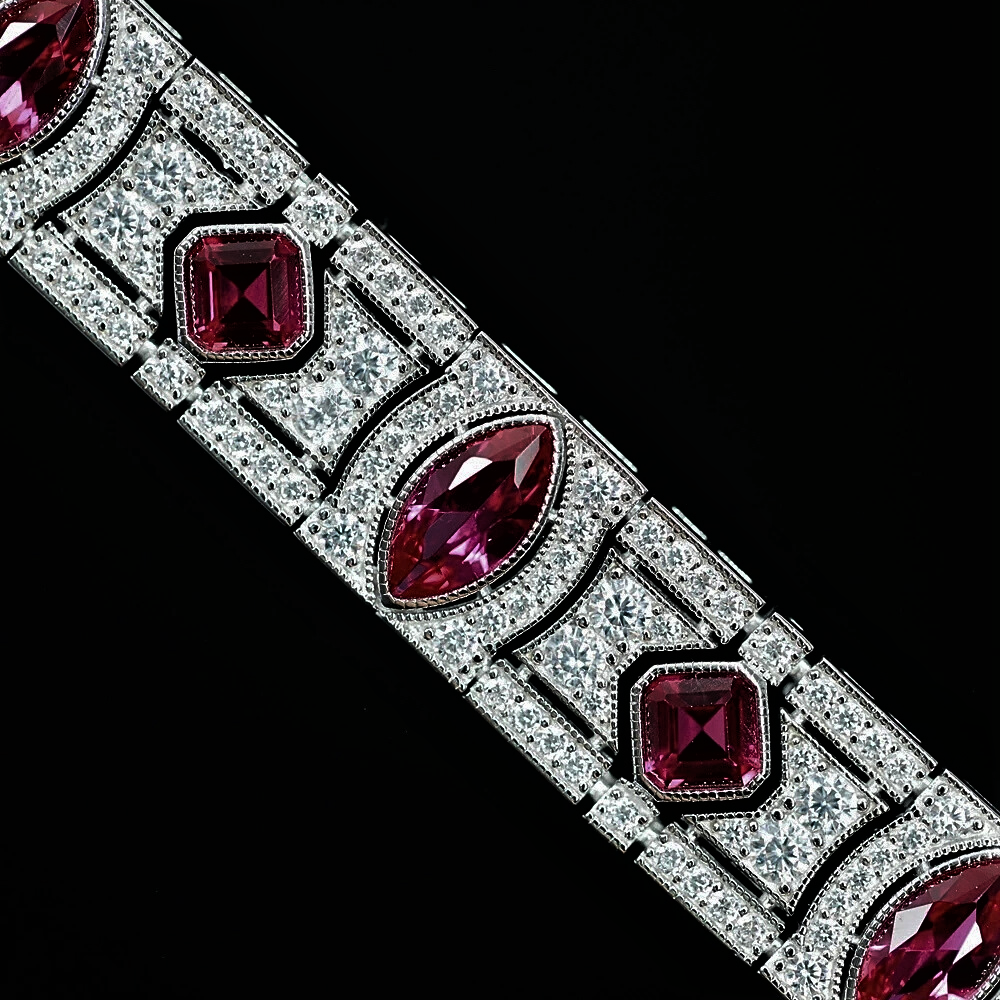 Bracciale a Segmenti con Rubini Coltivati e Brillanti Sintetici ad Alto Contenuto di Carbonio