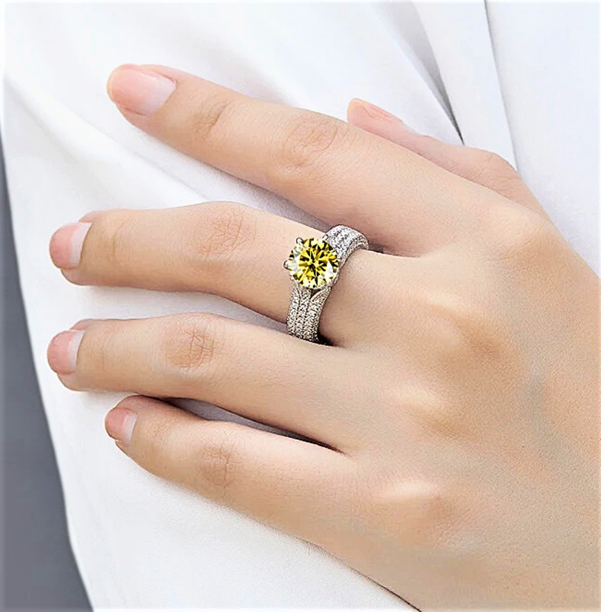Mini Collezione di Solitari con Pavè di Moissanite di ct 2,00 e Brillanti Coltivati