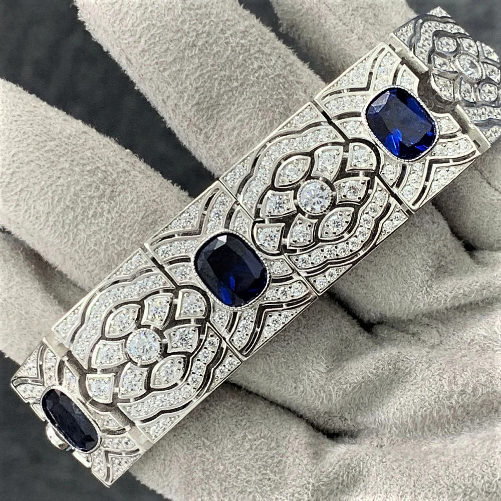 Bracciale a Fascia con Zaffiri Lab Grown Taglio Cuscino e Brillanti Sintetici ad Alto Contenuto di Carbonio
