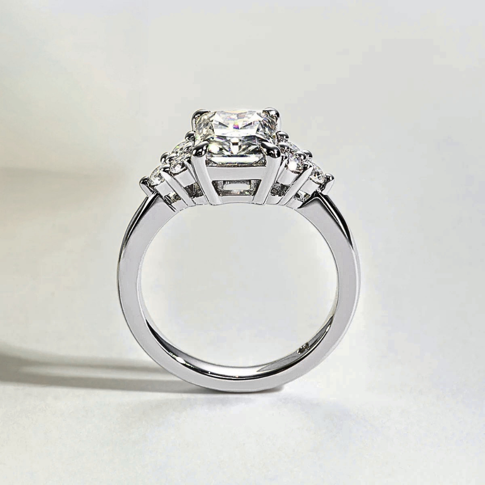 Trilogy con Moissanite Taglio Radiant e Taglio Brillante