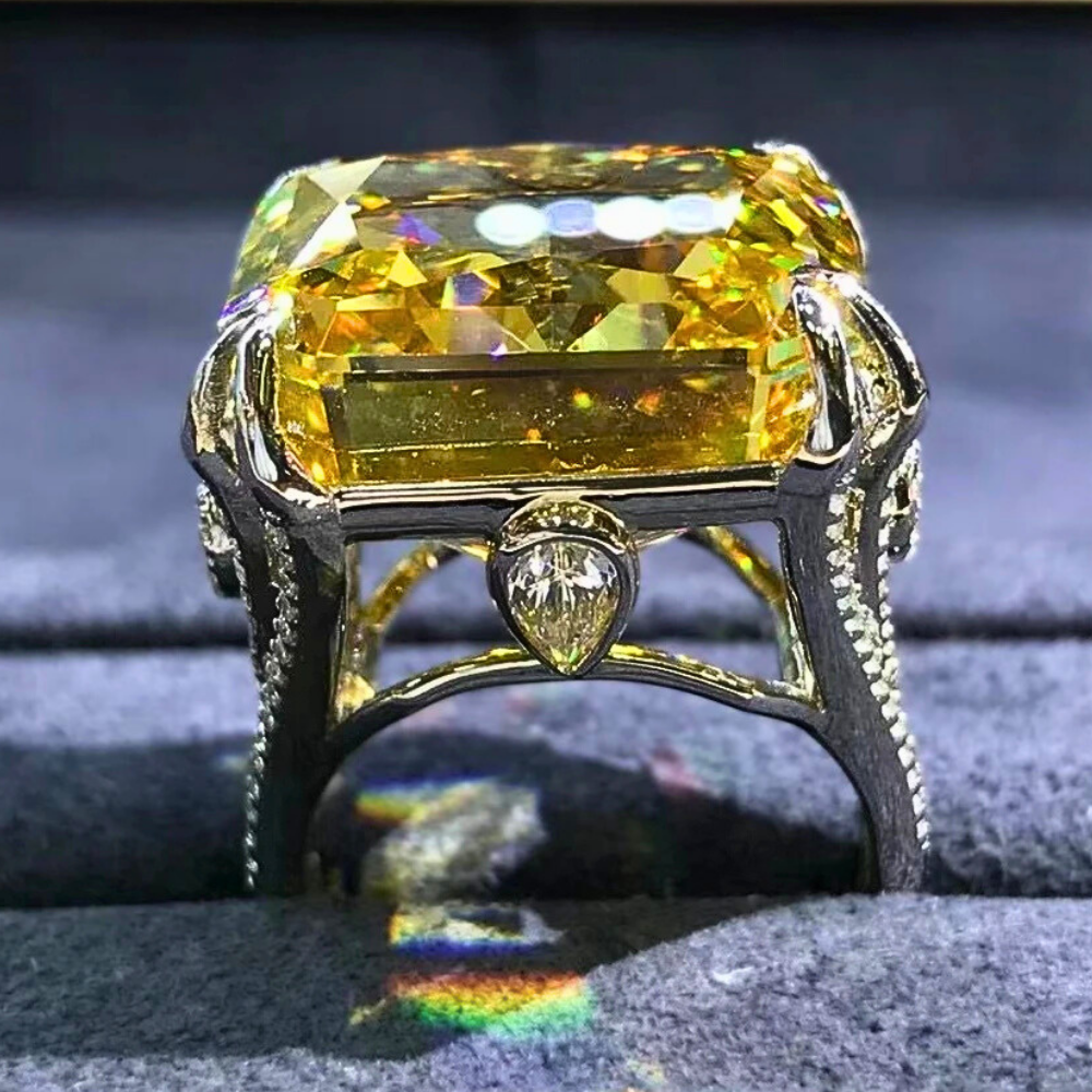 Fascione con Zaffiro Giallo Intenso in Moissanite Taglio Radiant da 20 Carati
