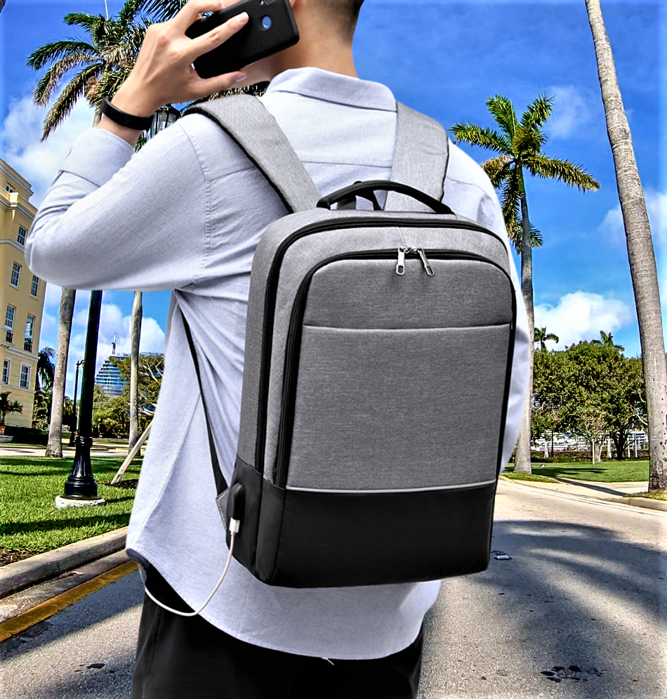 Zaino di Grande Capacità con Porta USB: Funzionalità per le tue giornate Fuori Casa