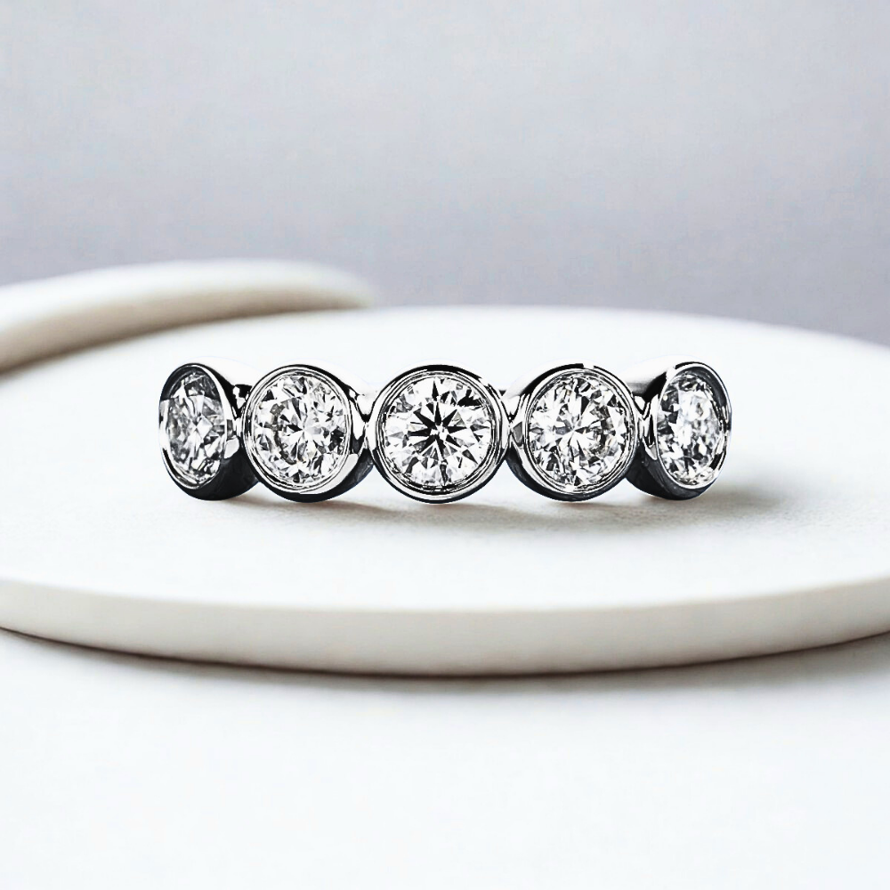 Fede con 5 Castoni Tondi e Moissaniti per ct 1,50