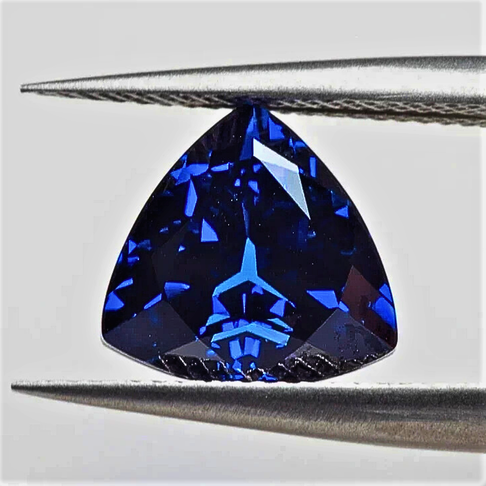 Zaffiro Royal Blue Lab Grown Taglio Trillion
