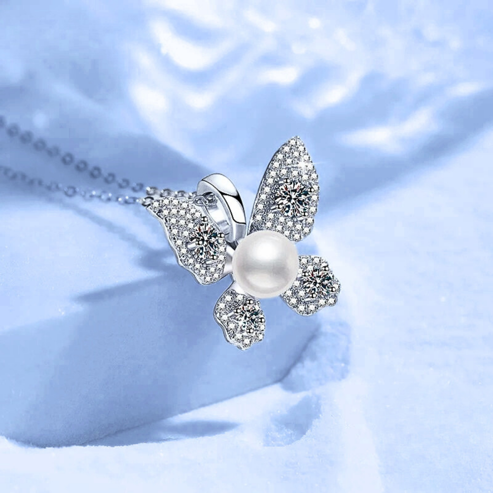 Collana a Farfalla con Moissaniti e Perle Naturali