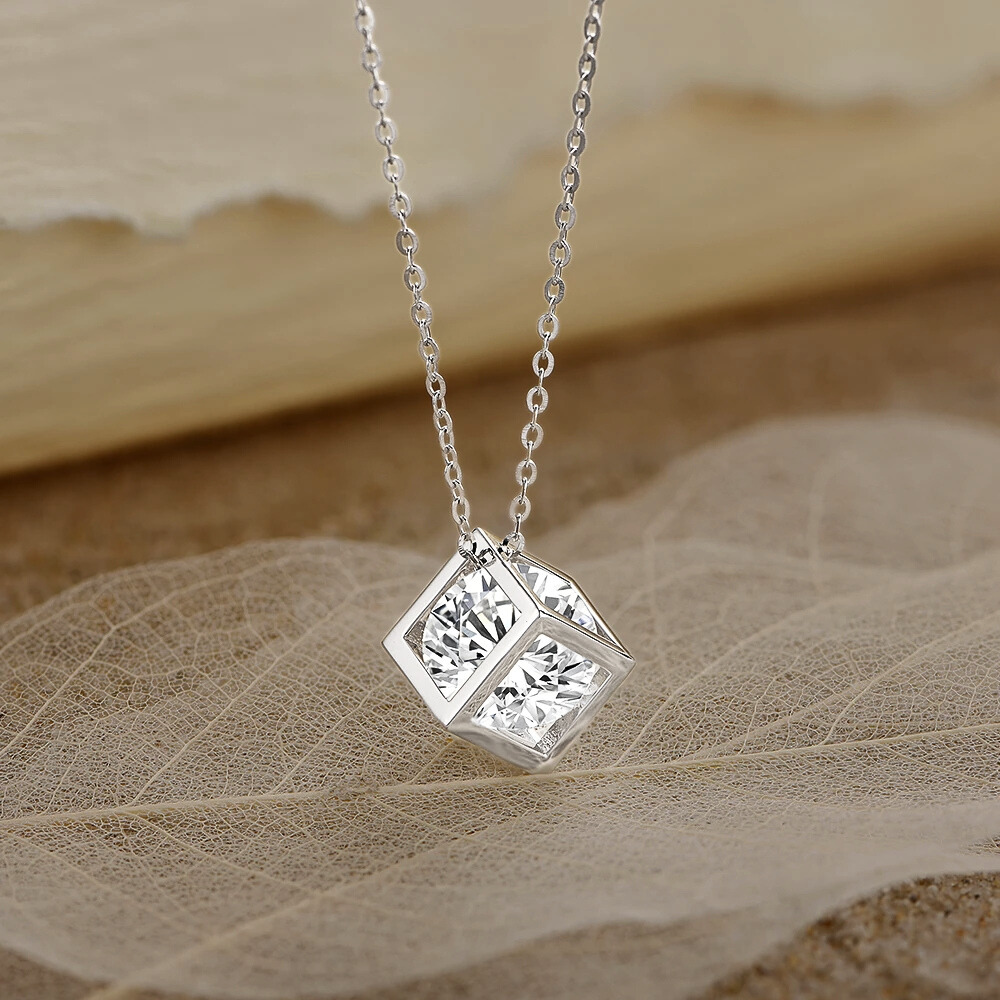 Collana con Ciondolo a Cubo con Moissanite di ct 4,00