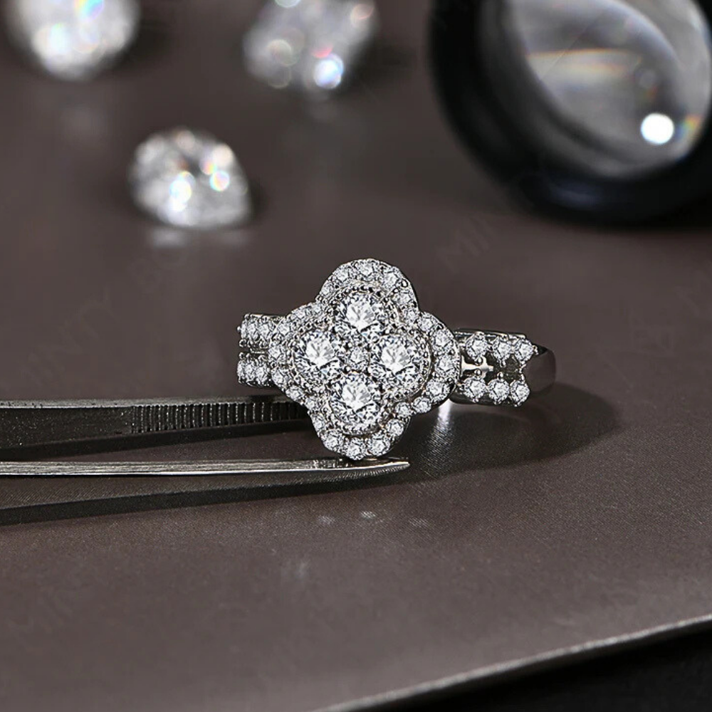 Fascione a Quadrifoglio con Moissaniti D color per ct 0,87