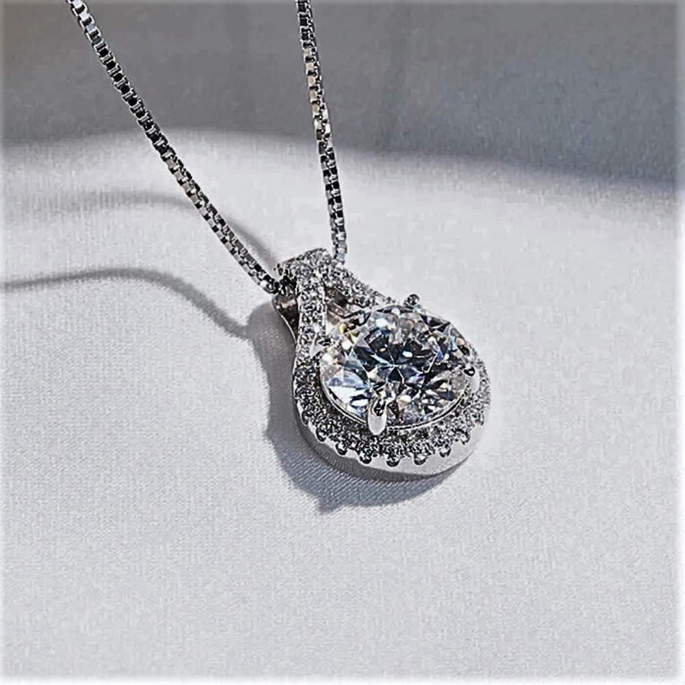 Collana "Goccia di Luce" – Radiosa da Ogni Angolazione
