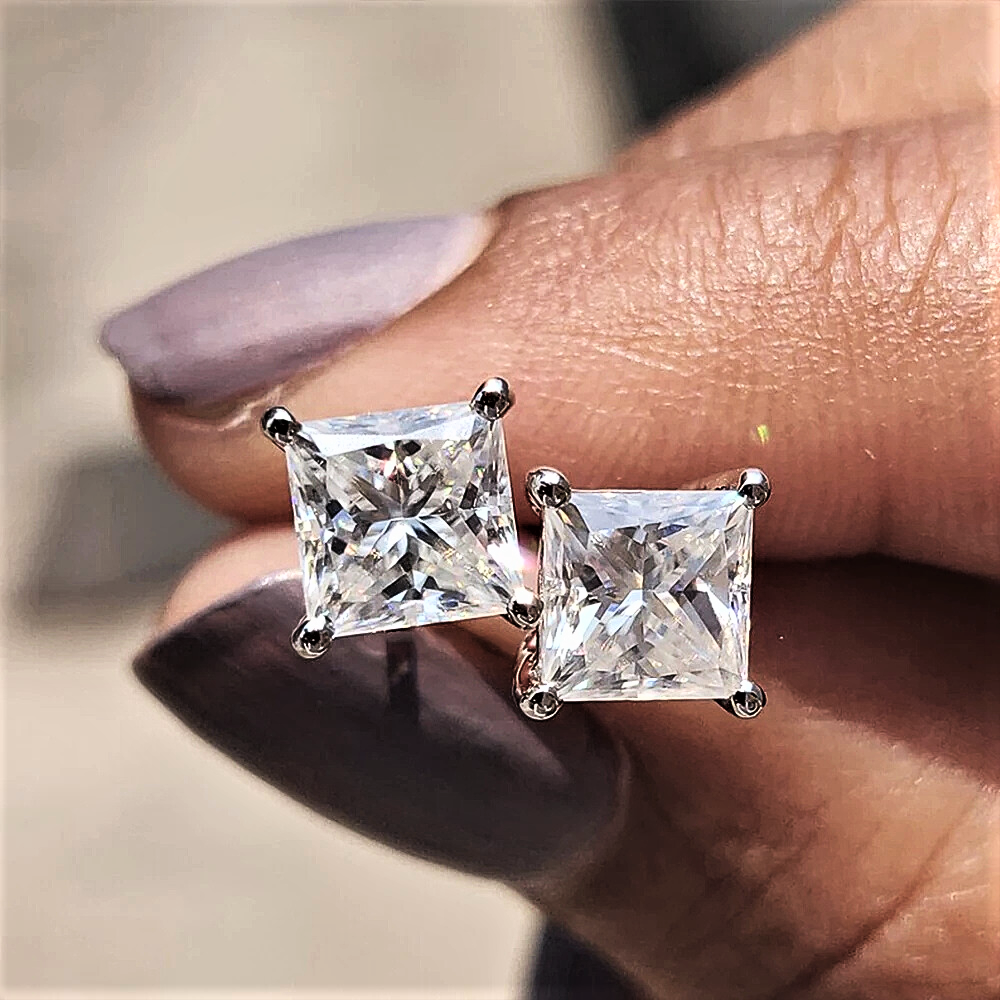 Orecchini Punto Luce con Moissaniti Taglio Princess