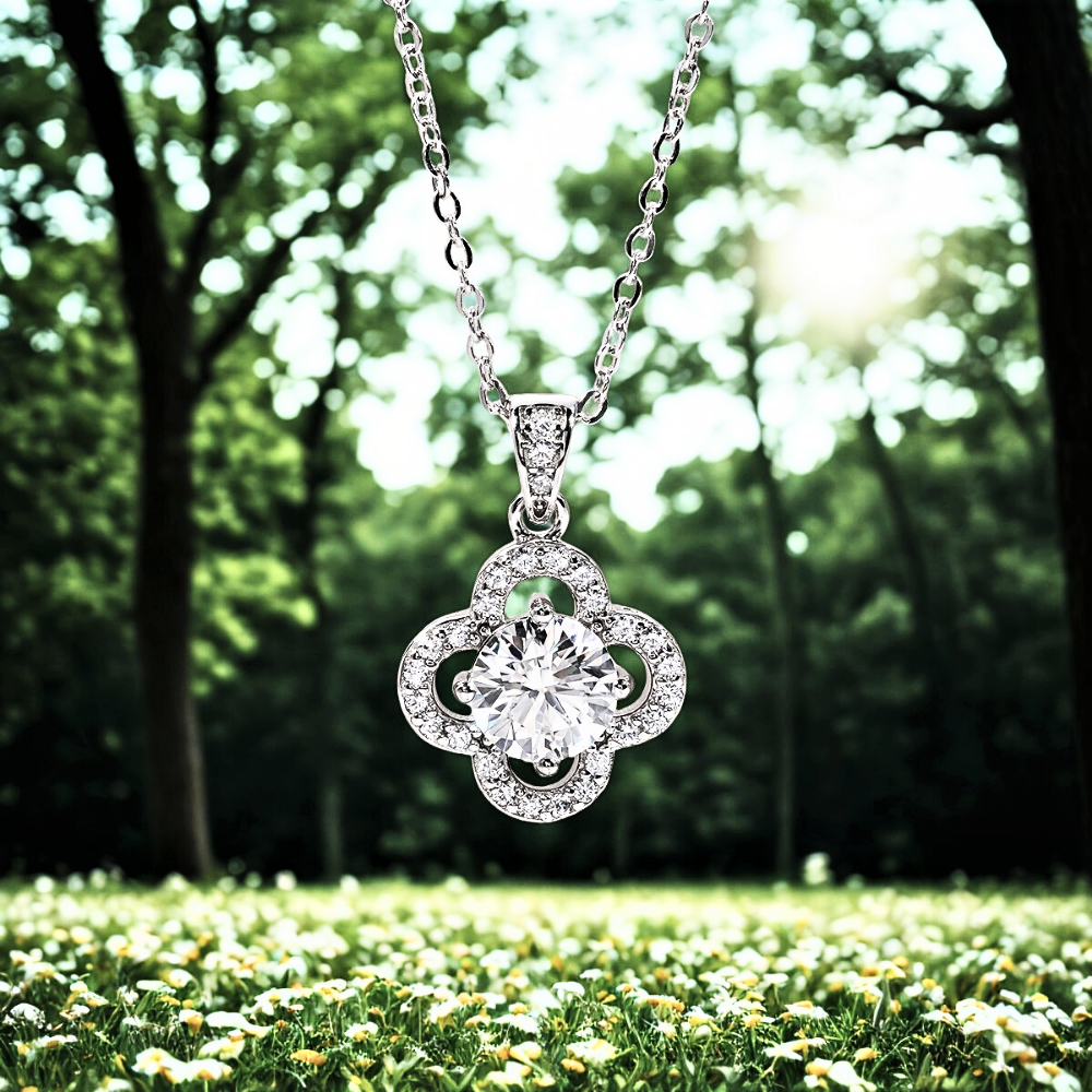 Collana con Ciondolo a Quadrifoglio in Moissaniti