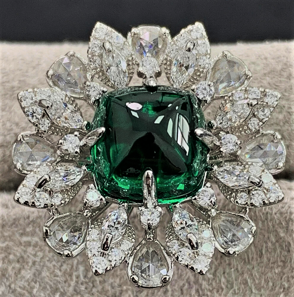 Fascia a Fiore  con Smeraldo Taglio Piramide Cabocon e Diamanti Sintetici ad Alto Contenuto di Carbonio