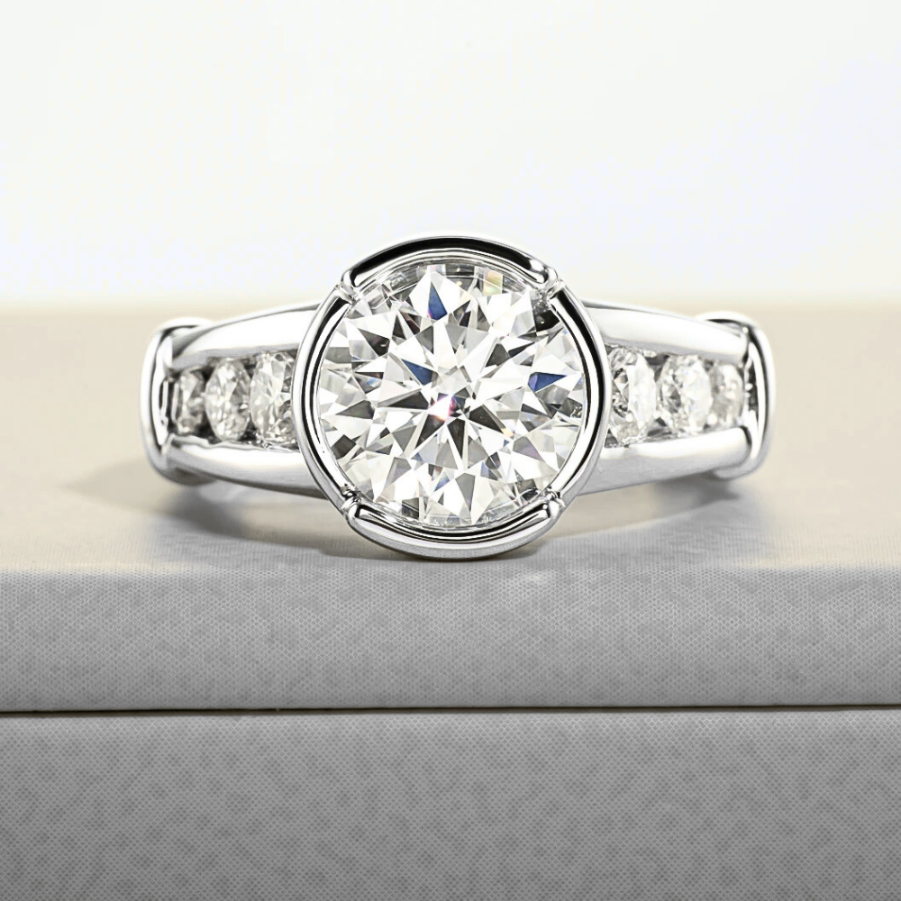 Solitario con Moissanite da ct 3,00 e Binari laterali