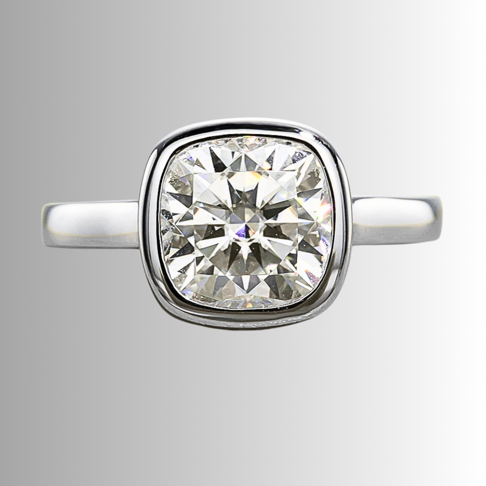 Solitario a Castone con Moissanite Taglio Cuscino da ct. 3,00