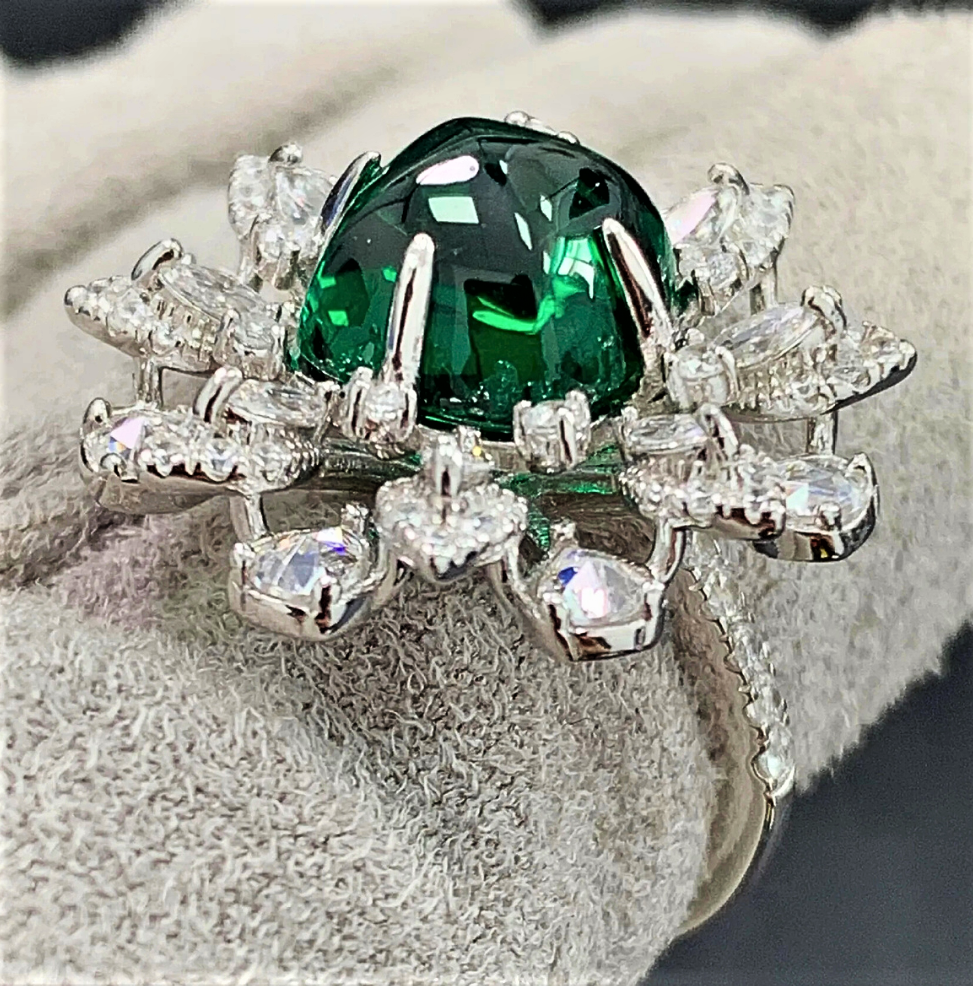 Fascia a Fiore  con Smeraldo Taglio Piramide Cabocon e Diamanti Sintetici ad Alto Contenuto di Carbonio
