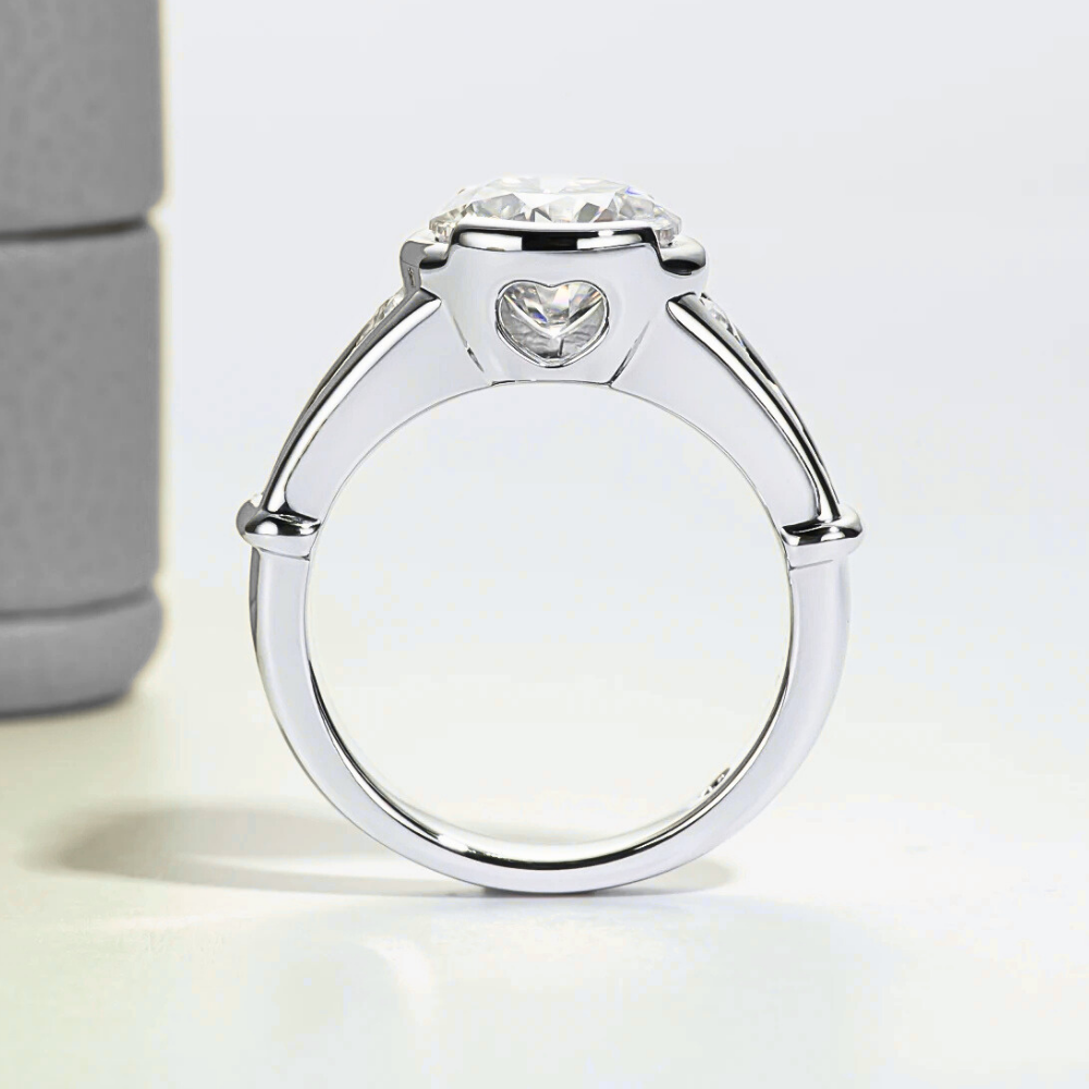 Solitario con Moissanite da ct 3,00 e Binari laterali